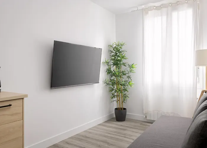 1893 180 M. From The Old Town, A/c Appartement